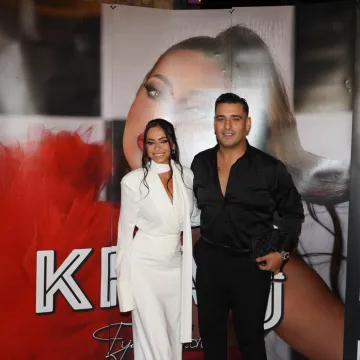 Darko Lazić ne uči iz pogre&scaron;aka: Objavio je fotografiju kako vozi, a supruga mu leži u naručju