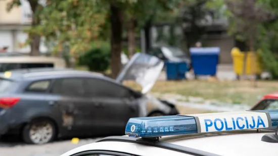 Sletio s ceste i udario u stup: U autu ostavio ozljeđene putnike i pobjegao