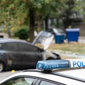 Sletio s ceste i udario u stup: U autu ostavio ozljeđene putnike i pobjegao