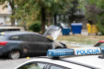 Sletio s ceste i udario u stup: U autu ostavio ozljeđene putnike i pobjegao