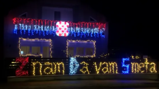 'ZDS' na ogradi i grb s prvim bijelim poljem: Vlasniku prerezali žice na lampicama