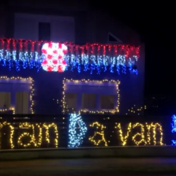 'ZDS' na ogradi i grb s prvim bijelim poljem: Vlasniku prerezali žice na lampicama