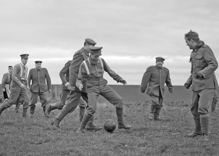 Božić kada su smrtni neprijatelji odlučili baciti oružje, izaći iz rovova i zaigrati nogomet