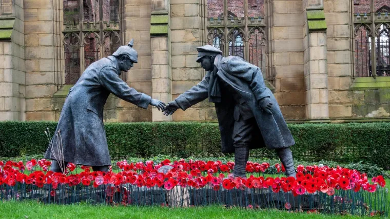 Božić kada su smrtni neprijatelji odlučili baciti oružje, izaći iz rovova i zaigrati nogomet