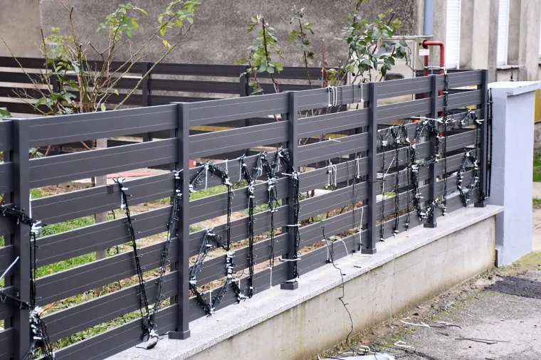 'ZDS' na ogradi i grb s prvim bijelim poljem: Vlasniku prerezali žice na lampicama