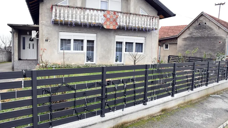 'ZDS' na ogradi i grb s prvim bijelim poljem: Vlasniku prerezali žice na lampicama