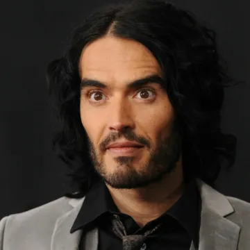 Russell Brand optužen za silovanje i seksualno napastovanje, istraga traje i dalje