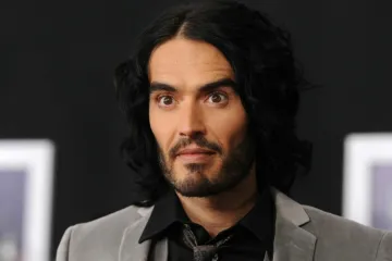 Russell Brand optužen za silovanje i seksualno napastovanje, istraga traje i dalje
