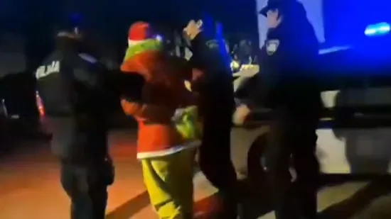 Policajci svladali Grinča, nema bojazni da će ukrasti Božić: Ovako je to izgledalo