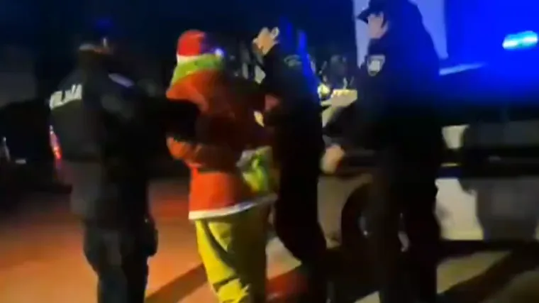 Policajci svladali Grinča, nema bojazni da će ukrasti Božić: Ovako je to izgledalo