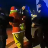 Policajci svladali Grinča, nema bojazni da će ukrasti Božić: Ovako je to izgledalo