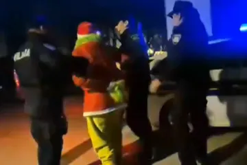 Policajci svladali Grinča, nema bojazni da će ukrasti Božić: Ovako je to izgledalo