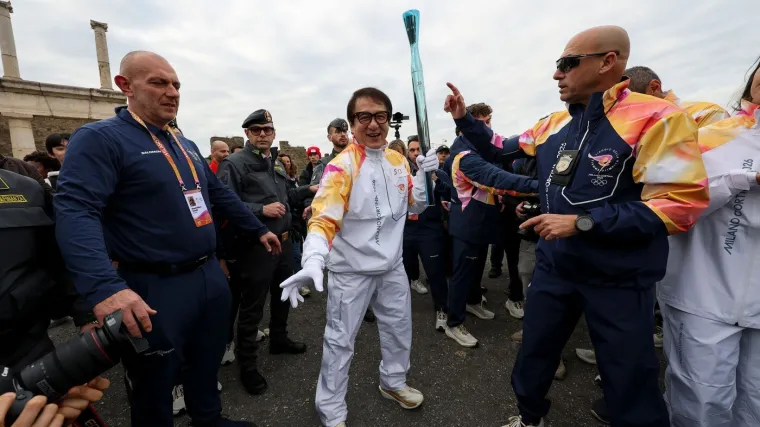 Legendarni Jackie Chan u svom stilu nosio olimpijsku baklju kroz ru&scaron;evine drevnih Pompeja
