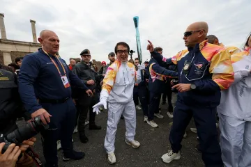 Legendarni Jackie Chan u svom stilu nosio olimpijsku baklju kroz ru&scaron;evine drevnih Pompeja