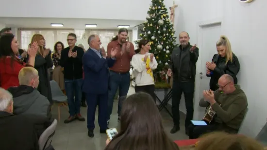 U Splitu održan božićni ručak s beskućnicima, sve je uljep&scaron;ao poseban glazbeni gost