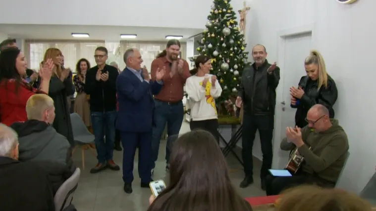 U Splitu održan božićni ručak s beskućnicima, sve je uljep&scaron;ao poseban glazbeni gost