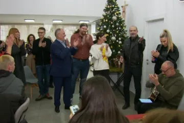 U Splitu održan božićni ručak s beskućnicima, sve je uljep&scaron;ao poseban glazbeni gost