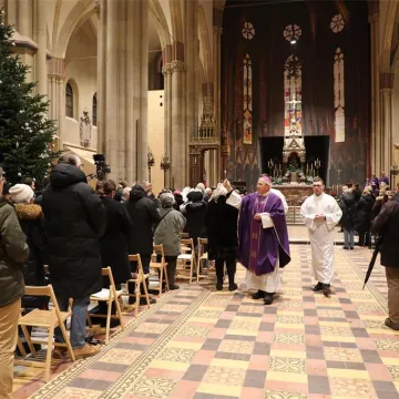 Vjernici se na Badnjak vratili u zagrebačku katedralu: Emotivni prizori prve mise nakon obnove
