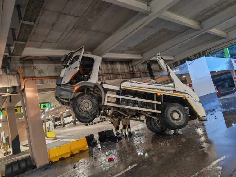 Kaos u garaži trgovačkog centra u Splitu: Kamion zapeo za krov, vozač u &scaron;oku