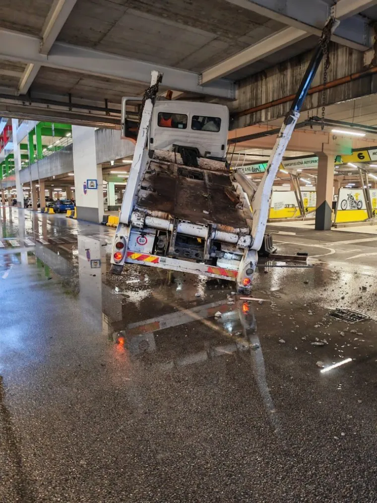 Kaos u garaži trgovačkog centra u Splitu: Kamion zapeo za krov, vozač u &scaron;oku