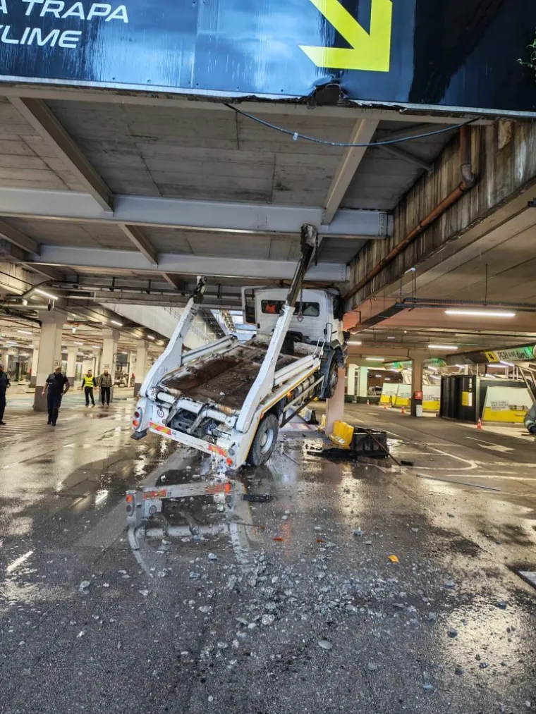 Kaos u garaži trgovačkog centra u Splitu: Kamion zapeo za krov, vozač u &scaron;oku