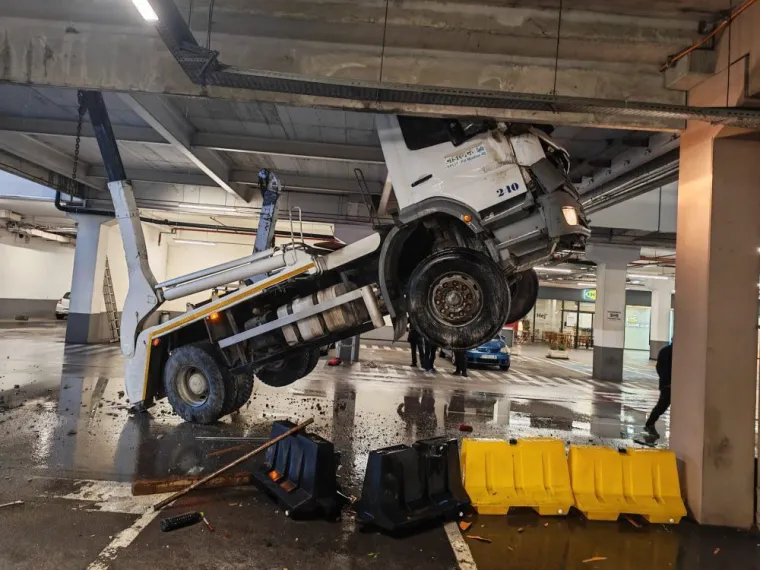 Kaos u garaži trgovačkog centra u Splitu: Kamion zapeo za krov, vozač u &scaron;oku