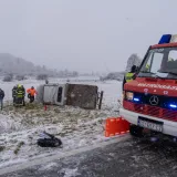 Drama kod Otočca: Kamion izletio s ceste, vatrogasci izvlačili vozača iz vozila