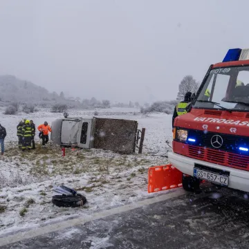 Drama kod Otočca: Kamion izletio s ceste, vatrogasci izvlačili vozača iz vozila