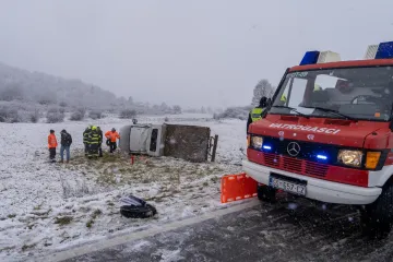 Drama kod Otočca: Kamion izletio s ceste, vatrogasci izvlačili vozača iz vozila