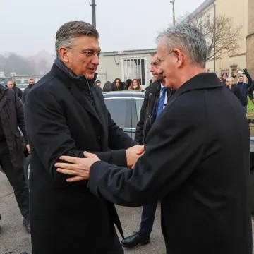 Plenković uputio božićnu čestitku zagrebačkom nadbiskupu Kutle&scaron;i: 'Važan je nastavak otvorenog dijaloga'