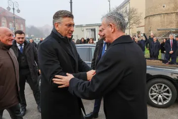 Plenković uputio božićnu čestitku zagrebačkom nadbiskupu Kutle&scaron;i: 'Važan je nastavak otvorenog dijaloga'