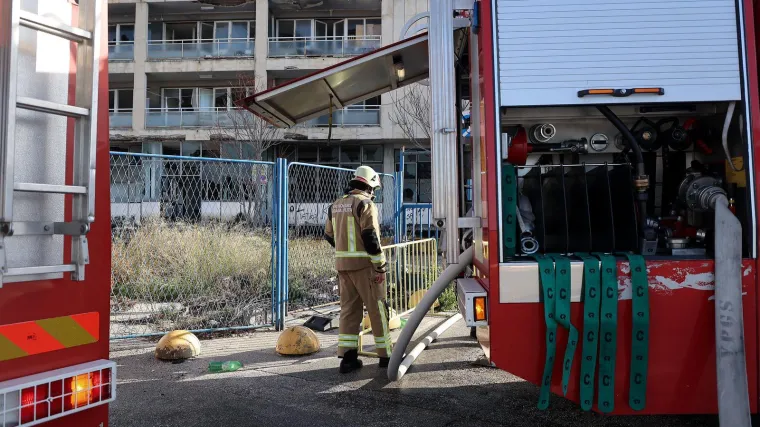 Požar u napu&scaron;tenom objektu u Splitu: Iz buktinje izvučena ozlijeđena osoba