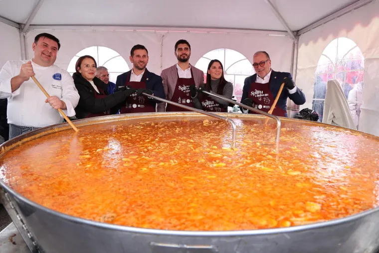 Paprika&scaron;, bakalar, fritule i kolenda: Ovako se Badnjak slavi diljem Hrvatske. 'Želimo podijeliti duh zajedni&scaron;tva'