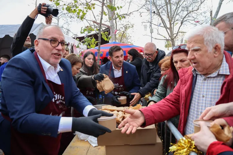 Paprika&scaron;, bakalar, fritule i kolenda: Ovako se Badnjak slavi diljem Hrvatske. 'Želimo podijeliti duh zajedni&scaron;tva'