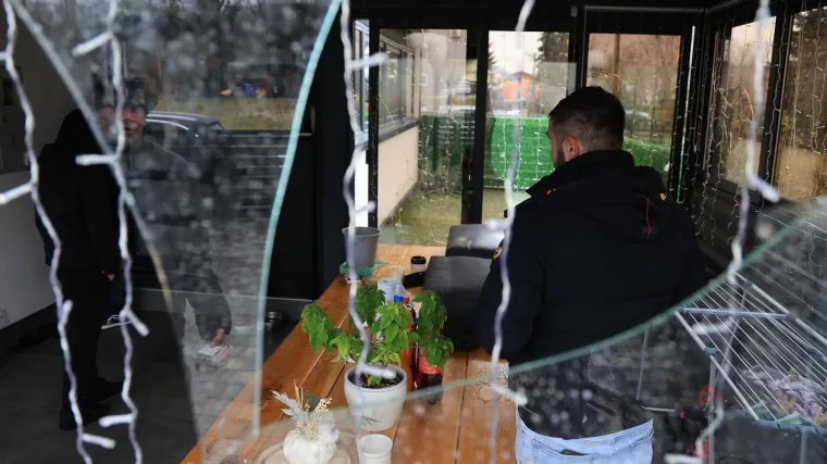 Ovo je kuća u Sesvetama na koju je bačena eksplozivna naprava dok je cijela obitelj bila unutra