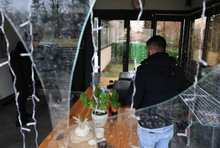 Ovo je kuća u Sesvetama na koju je bačena eksplozivna naprava dok je cijela obitelj bila unutra