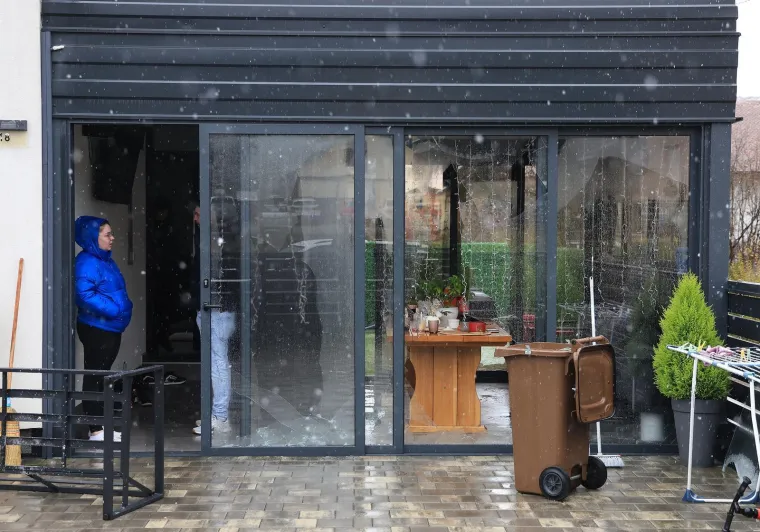 Ovo je kuća u Sesvetama na koju je bačena eksplozivna naprava dok je cijela obitelj bila unutra