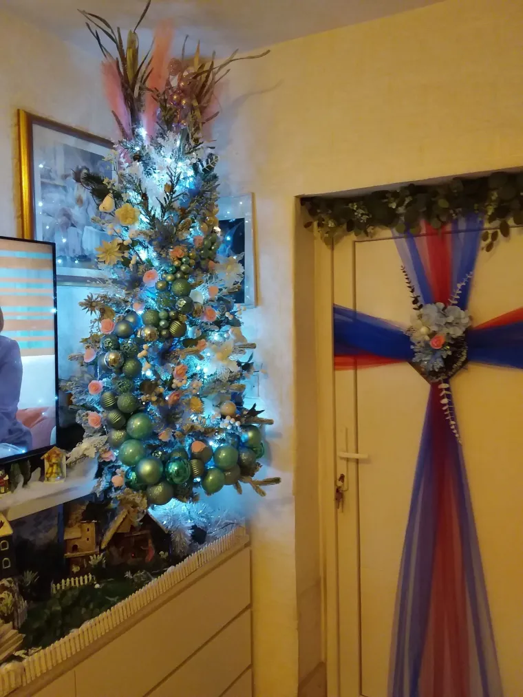 Pokloni su otvoreni, a jedino se jo&scaron; ozbiljno shvaća ona - kraljica jelka: 'Nježna i skladna'