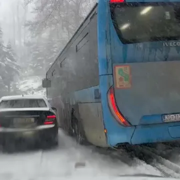 Od 245 ekipa zimske službe nijedna nije na Sljemenu, Zagrepčani umalo zaglavili u snijegu