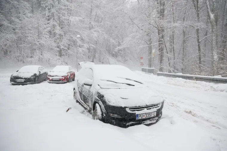 Zagrepčani umalo zaglavili u snijegu: Gdje su službe na Sljemenu? 'Ni&scaron;ta nije oči&scaron;ćeno'