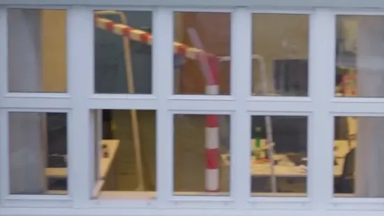 Primjećujete detalj na prozoru? Čujete li taj poznati mu&scaron;ko - ženski glas? Pogledajte malo bolje