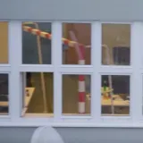 Primjećujete detalj na prozoru? Čujete li taj poznati mu&scaron;ko - ženski glas? Pogledajte malo bolje