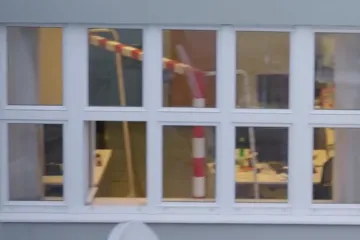 Primjećujete detalj na prozoru? Čujete li taj poznati mu&scaron;ko - ženski glas? Pogledajte malo bolje