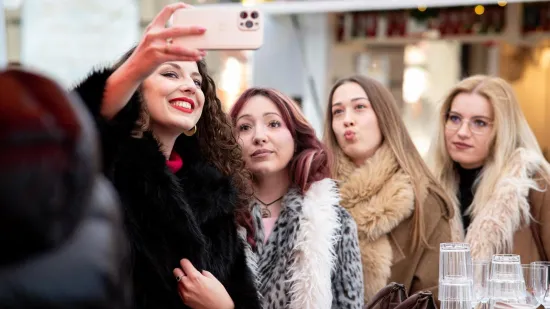 Pogledajte kako su tisuće građana slavili Badnjak na hrvatskim ulicama