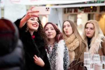 Pogledajte kako su tisuće građana slavili Badnjak na hrvatskim ulicama