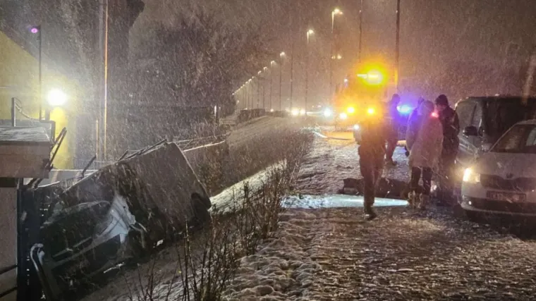 Stra&scaron;ni prizori: Prebrzo vozio, pa udario u stup, sletio niz strminu i poginuo