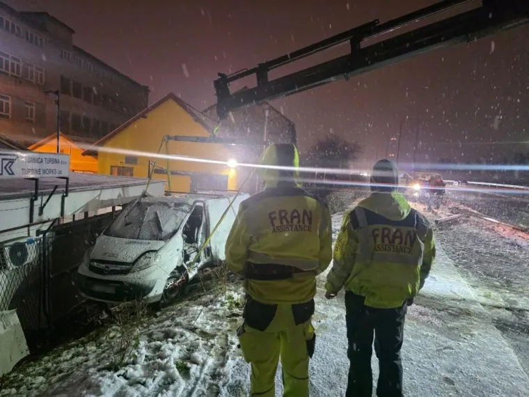 Stra&scaron;ni prizori: Prebrzo vozio, pa udario u stup, sletio niz strminu i poginuo