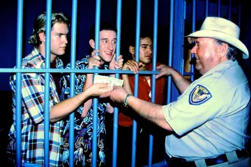 Tko je bio na Djedičinoj listi zločestih? Ovo su slavne osobe koje su Božić provele iza re&scaron;etaka