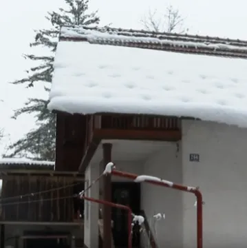 Idila pod snijegom, kaos na terenu! Blagdanski ugođaj u mraku i bez struje: Zagorci se grijali u autima