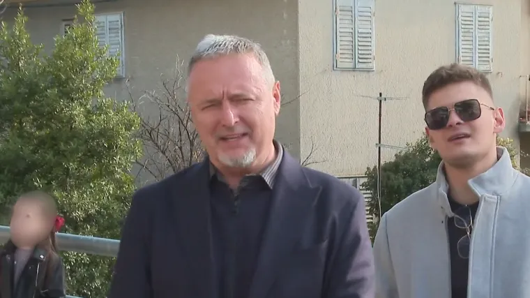 Božićnom pjesmom iznenadili pacijente KBC-a Split, pojavio se i Thompson: Pogledajte &scaron;to je zapjevao